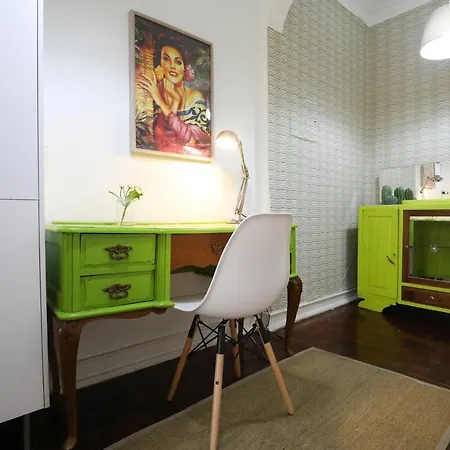 Cool Flat With Big Patio In Center